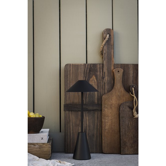 Zewnętrzna lampa akumulatorowa czarna Cannes IP54 na tarasie